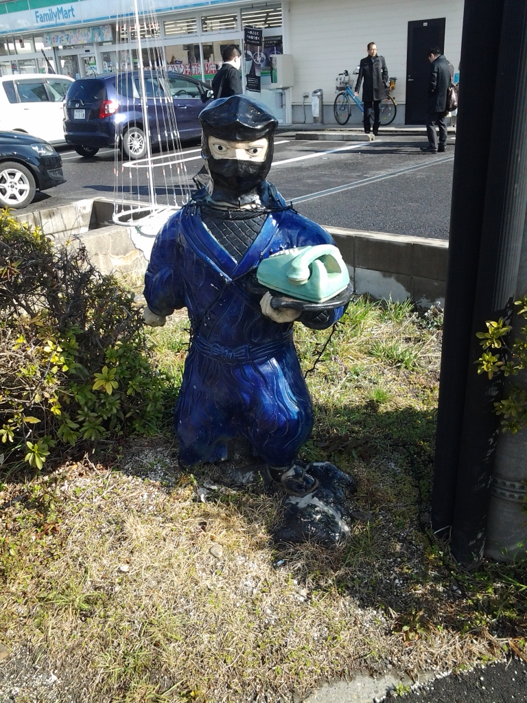 20140322_ファミリーマート甲賀駅前店前の忍者