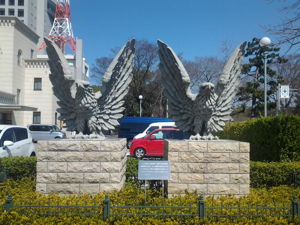 20140323_豊橋市公会堂前の鷲の像