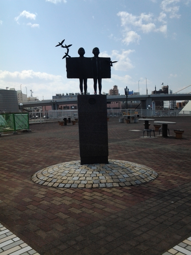 20140407_赤い絲のモニュメント「ふたり」