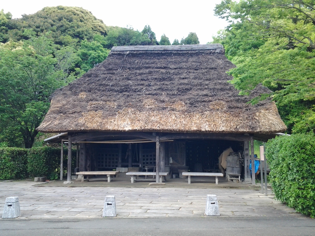 20140429_厩　茅葺屋根の建物