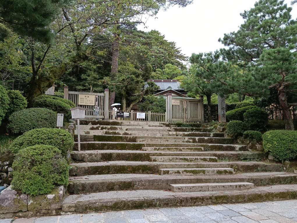 20250921_兼六園 蓮池門口