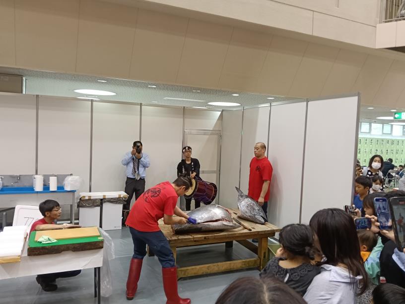 20251004_ろうきんフェスタ　マグロ解体ショー