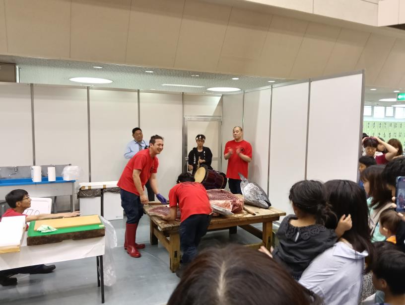 20251004_ろうきんフェスタ　マグロ解体ショー