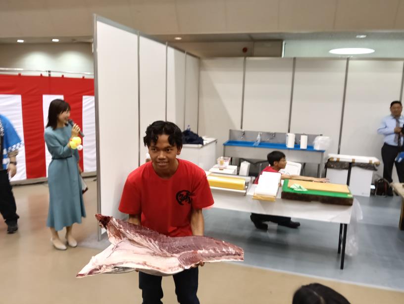 20251004_ろうきんフェスタ　マグロ解体ショー