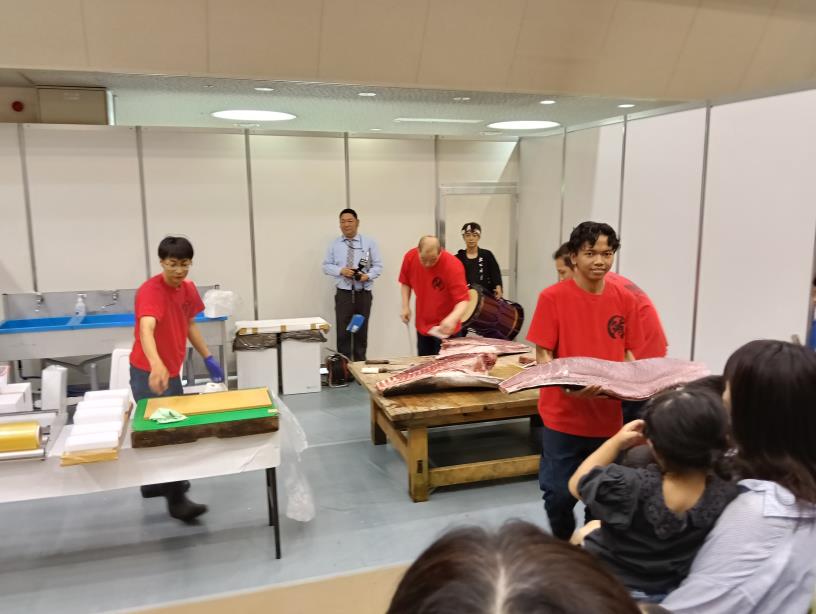 20251004_ろうきんフェスタ　マグロ解体ショー