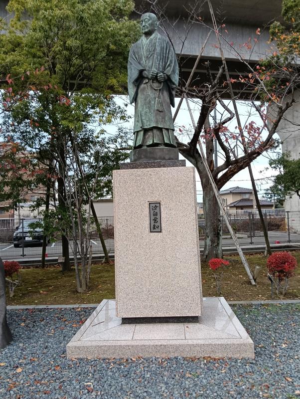 20251119_暁烏敏の像