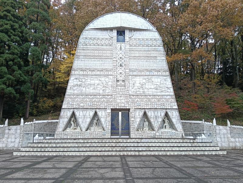 20251119_陶壁モニュメント「甦」