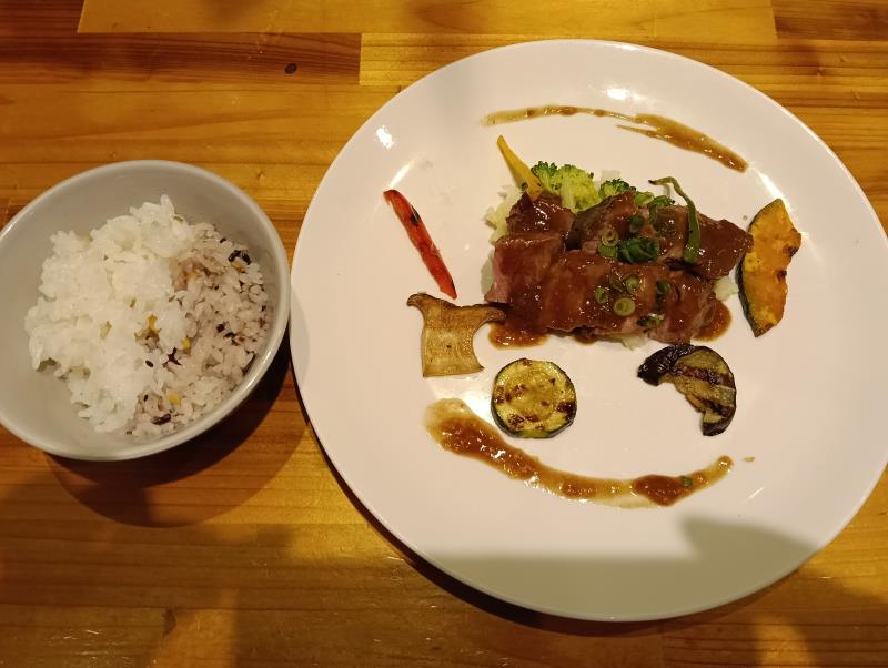 20260328_Samaランチ 牛みすじステーキ 炒め玉ねぎ和風ソース