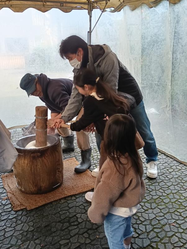 20251230_新竪町小学校 年末恒例餅つき